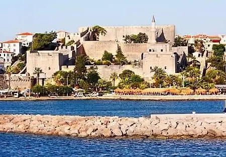 E-my Marina アパート *